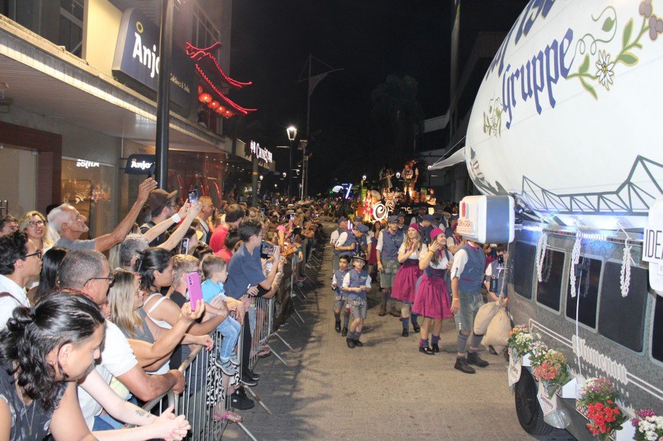 Oktoberfest Blumenau: terceiro desfile da festa ocorre neste sábado
