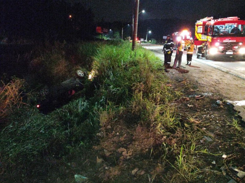 Motorista fica ferido após capotar o carro em Gaspar