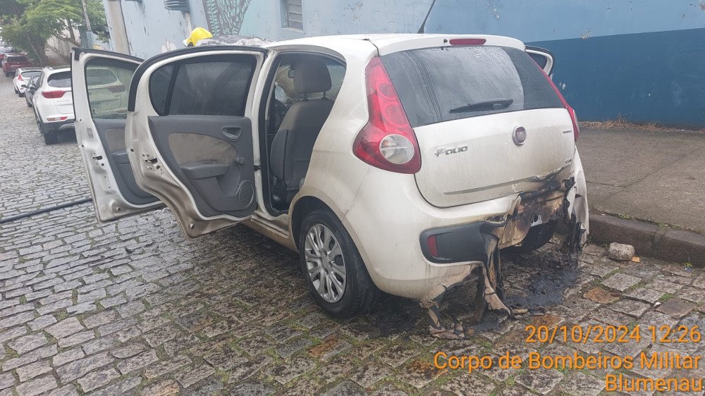 Vídeo: automóvel pega fogo na Rua Iguape, em Blumenau