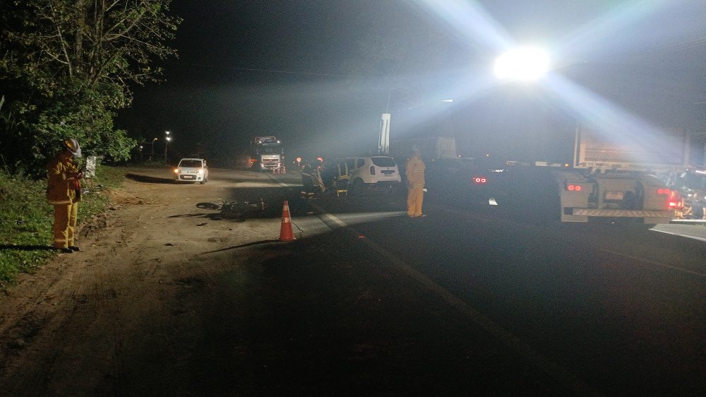 Acidente na BR-470 em Indaial envolve três veículos e deixa nove pessoas feridas
