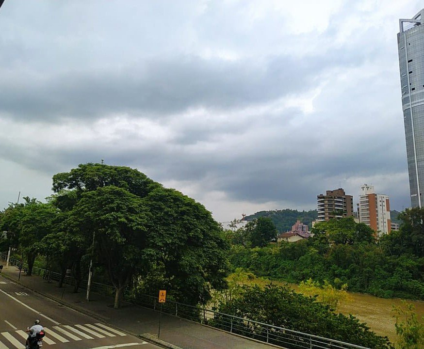 Segunda-feira será de céu nublado e chuva fraca em Blumenau