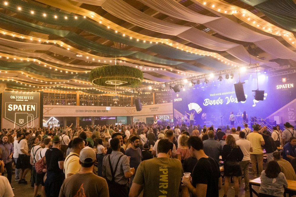 Oktoberfest Blumenau já atraiu mais de 340 mil pessoas; maior público foi no sábado