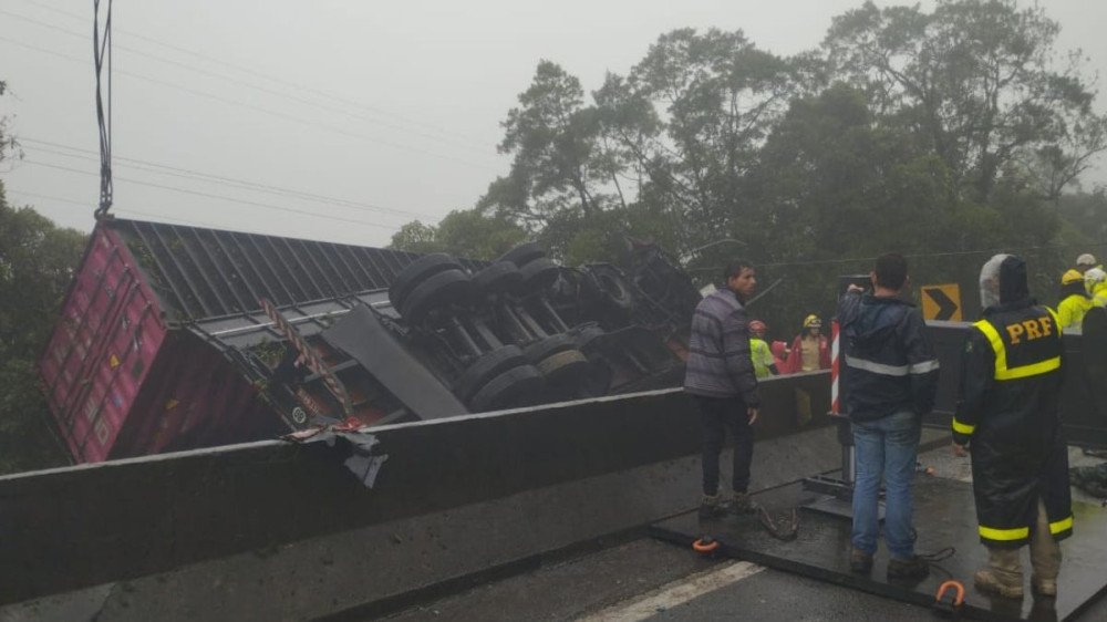 Número de mortos em acidente na BR-376 com van sobe para nove