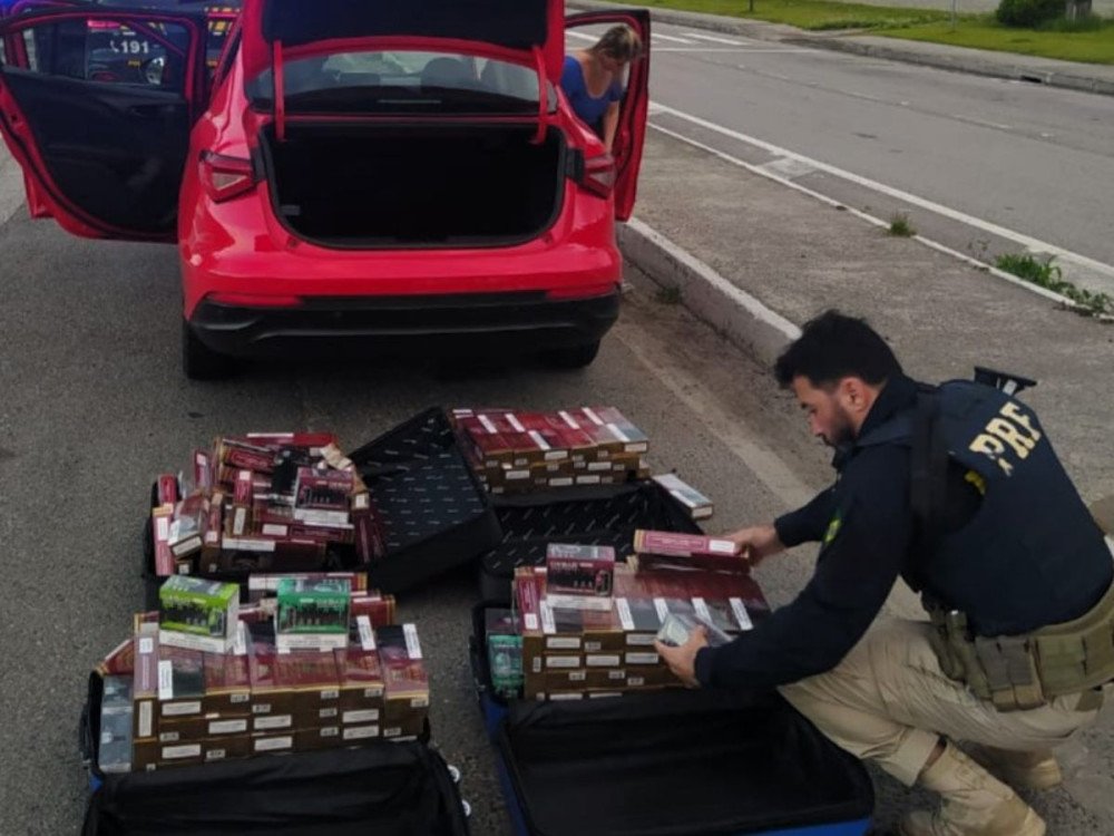 Cigarros eletrônicos e cigarros saborizados contrabandeados são apreendidos em Itapema