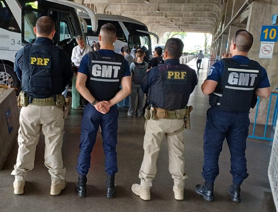 PRF faz ação educativa contra importunação sexual na rodoviária de Blumenau durante Oktoberfest