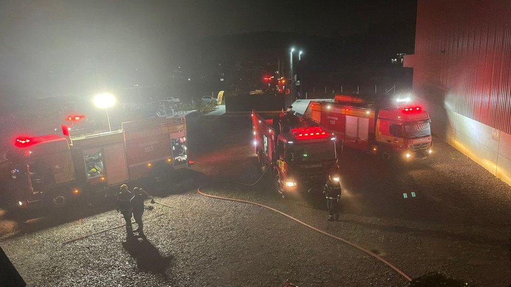 Incêndio em fábrica de brinquedos mobiliza bombeiros em Timbó