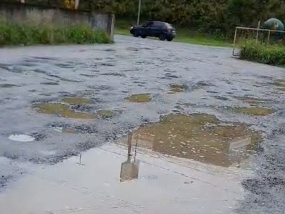 Vídeo: Moradores reclamam de buracos na entrada do Ambulatório Geral da Itoupava Central, em Blumenau