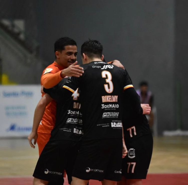 Futsal Série Ouro: Blumenau abre vantagem contra São Francisco do Sul