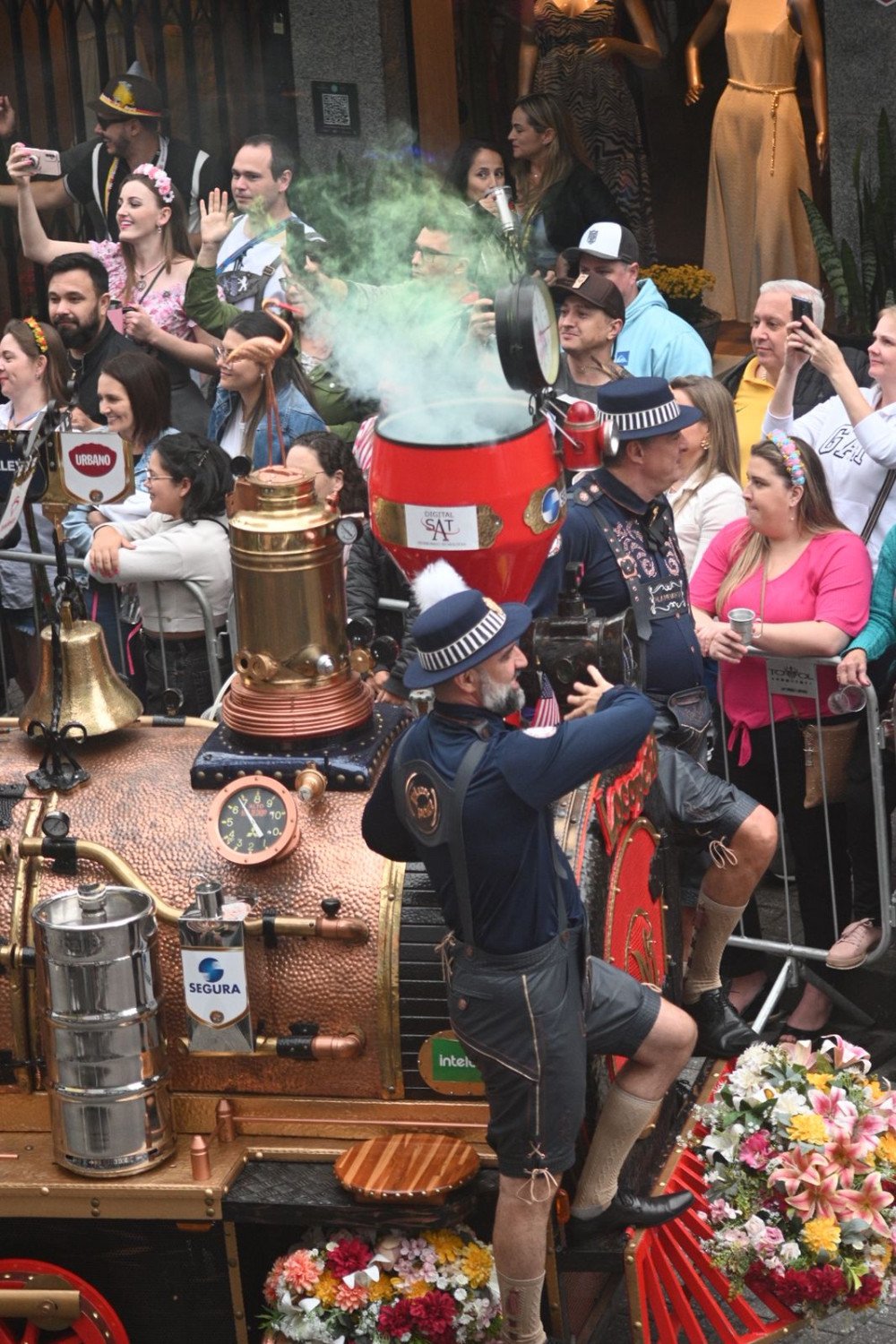 Penúltimo desfile da Oktoberfest acontece nesta quarta-feira; veja a programação