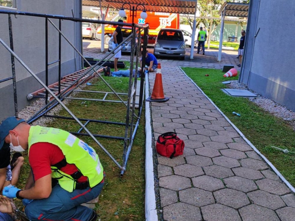 Queda de andaime deixa dois trabalhadores feridos em Gaspar