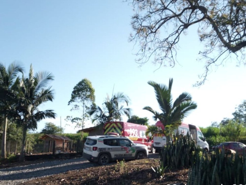 Adolescente morre após contato com fio elétrico enquanto lavava canil, em Lontras