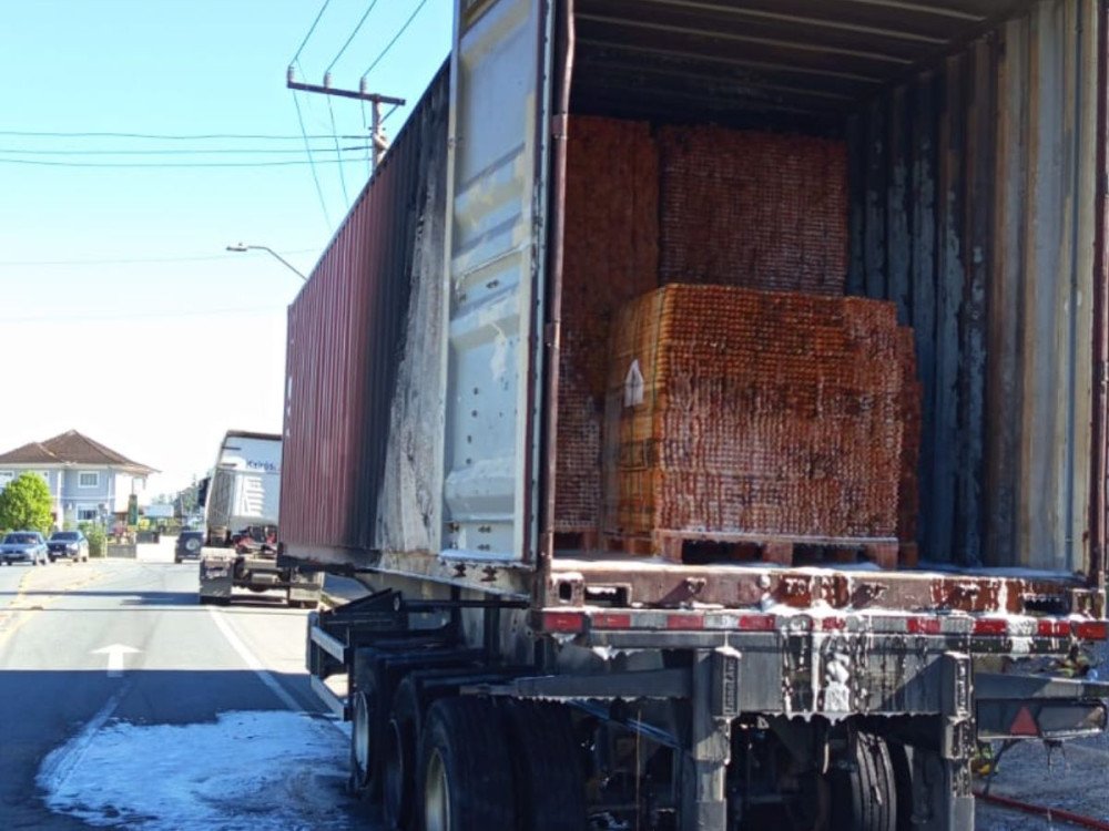 Bombeiros controlam incêndio em carreta carregada com madeira em Pomerode