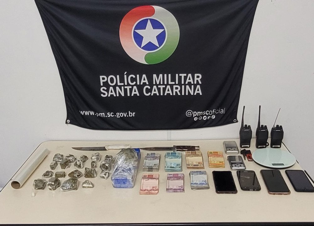 Homem de 26 anos é preso em Blumenau com drogas e quase R$ 30 mil