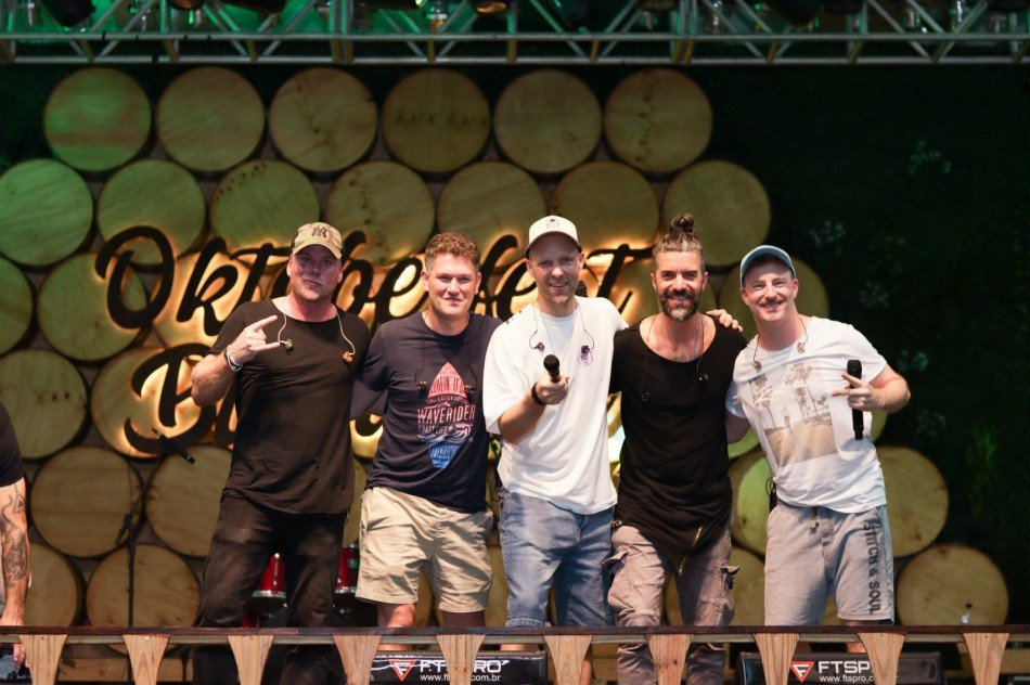 Banda alemã VoxxClub se apresenta nesta quinta na Oktoberfest Blumenau