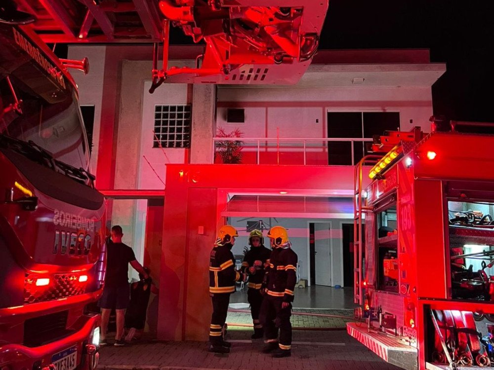 Vídeo: Bombeiros controlam incêndio em residência no bairro Ponta Aguda, em Blumenau