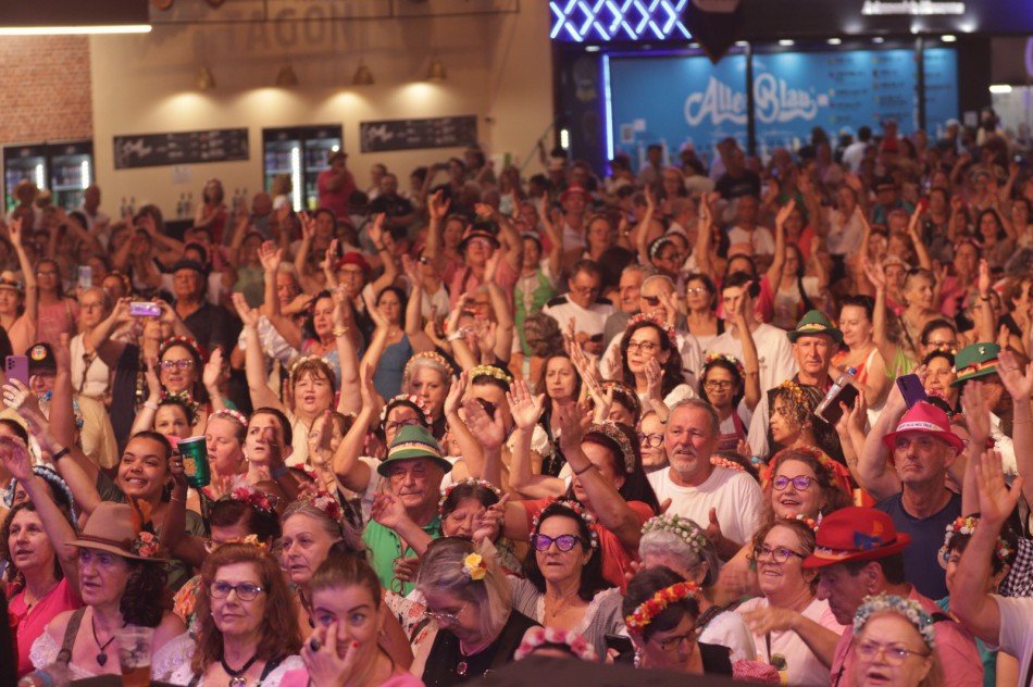 Mais de 10 mil pessoas prestigiam o Dia da Terceira Idade na Oktoberfest Blumenau