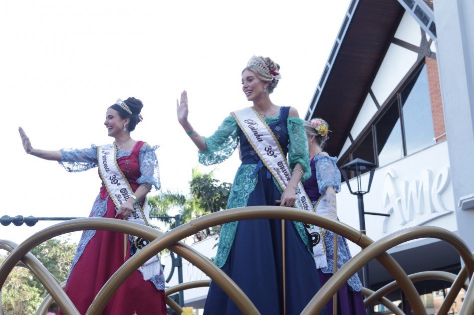 Oktoberfest chega ao fim neste domingo com entrada gratuita e eleição da nova realeza