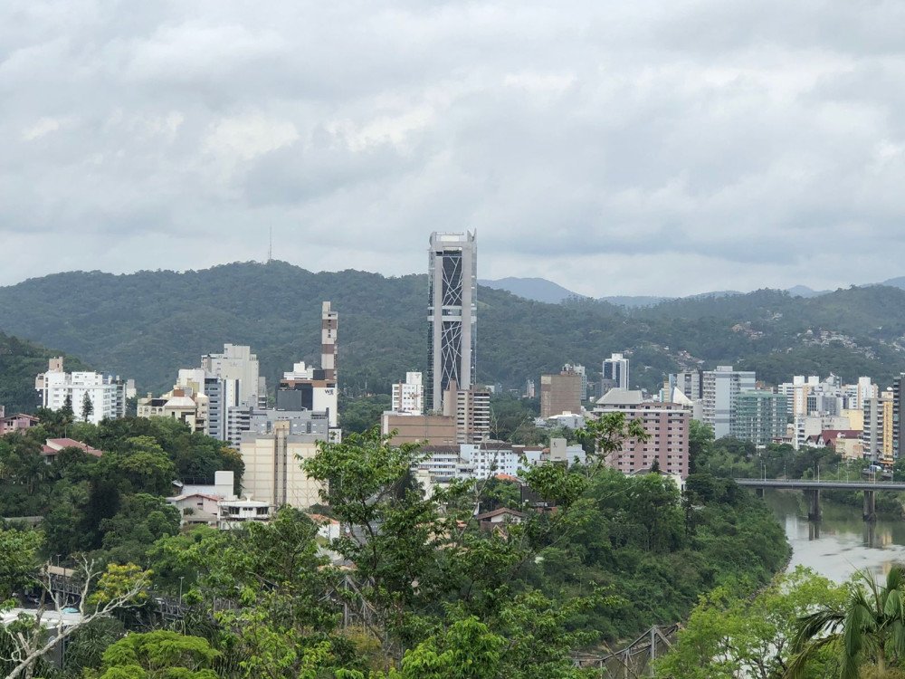 Blumenau tem dia de sol e nuvens, mas circulação marítima traz possibilidade de chuva leve à noite