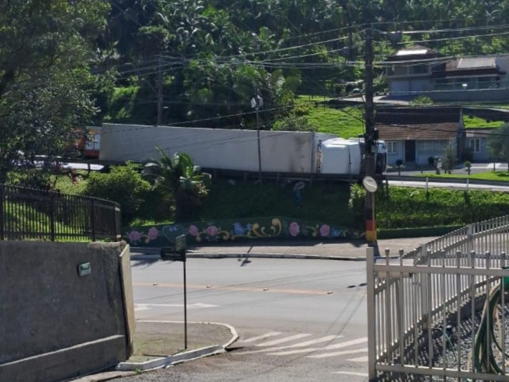 Carreta tomba na manhã desta segunda-feira na SC-108, em Blumenau