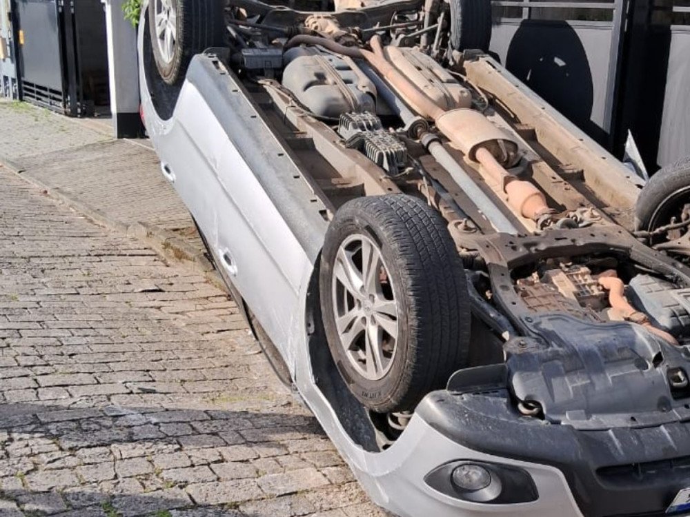 Blumenau: motorista embriagado capota veículo após bater com carro estacionado