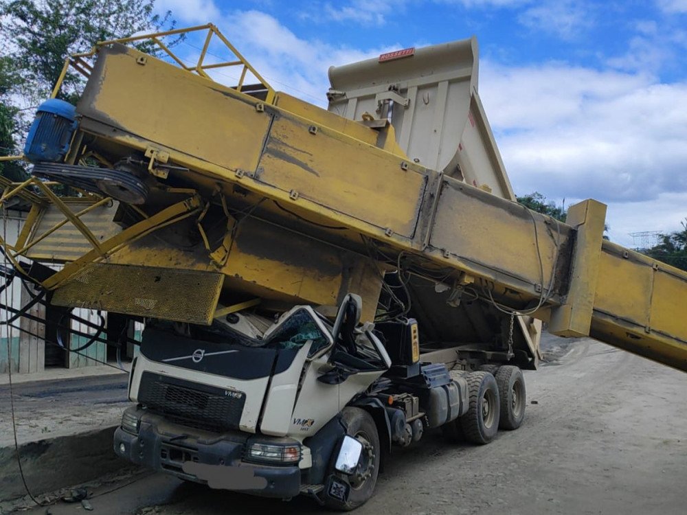 Motorista morre após máquina cair sobre a cabine do caminhão em que ele estava