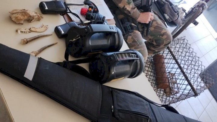 Polícia Militar apreende arma de fogo e materiais de caça em Águas Frias