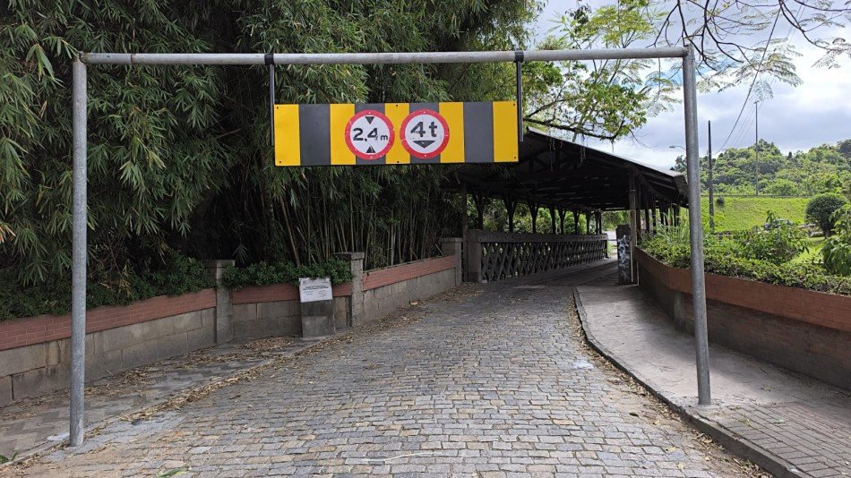 Novo limitador de altura é instalado na Ponte Emma Hemmer, no Badenfurt