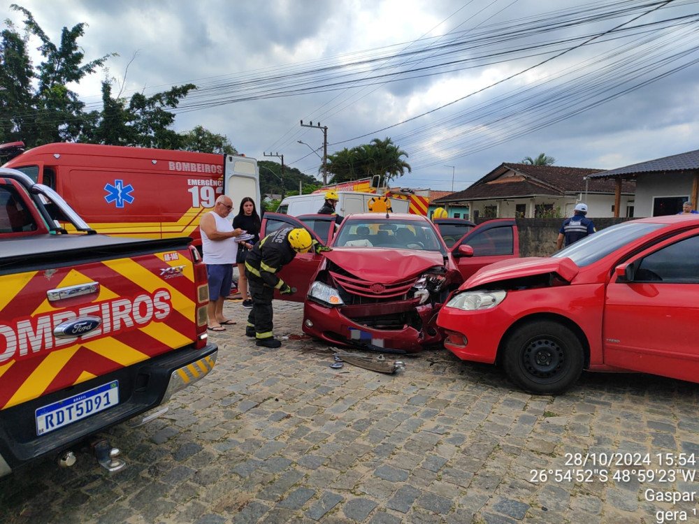 Mulher fica ferida após acidente entre dois carros em Gaspar