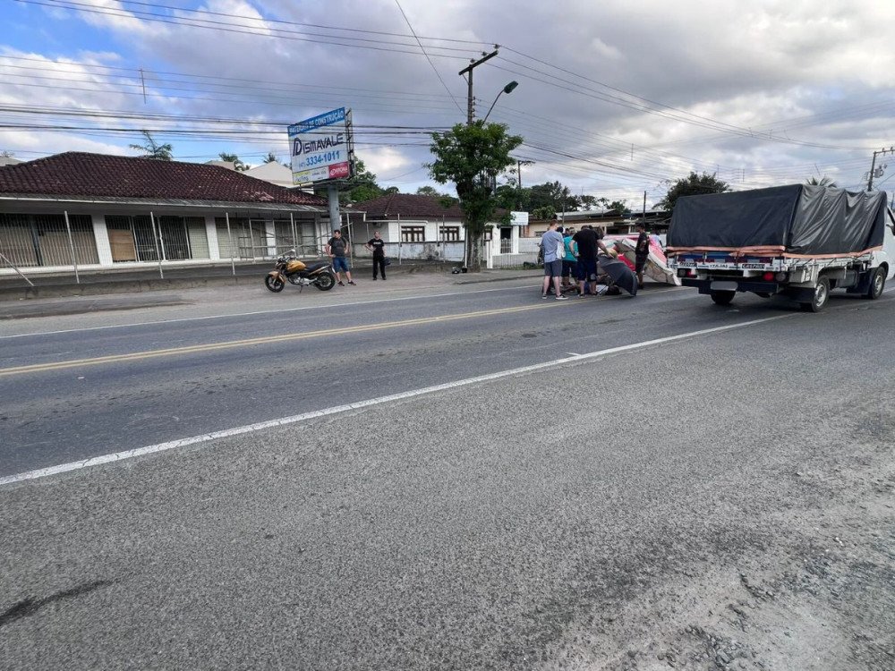 Vídeo: Duas pessoas são atropeladas por motocicleta em Blumenau
