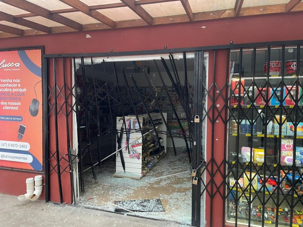 Pai e filho, junto com comparsa, são detidos após arrombamento de loja em Gaspar