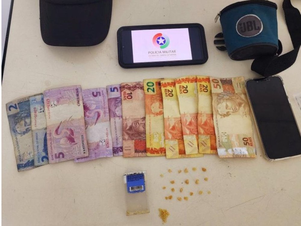 Polícia Militar prende homem por tráfico de drogas no bairro Itoupava Norte