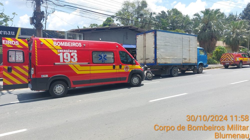 Homem fica ferido após acidente entre motocicleta e caminhão na rua Bahia