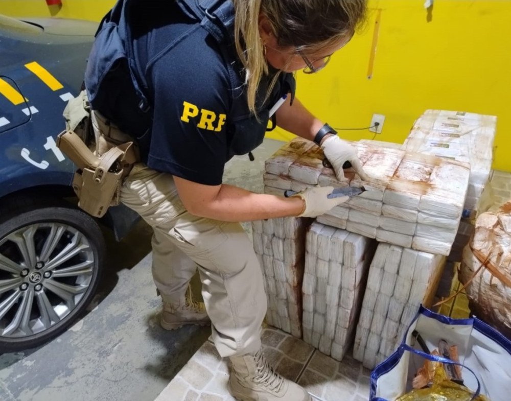 PRF prende mulher com 184 kg de drogas na BR-101 em Joinville