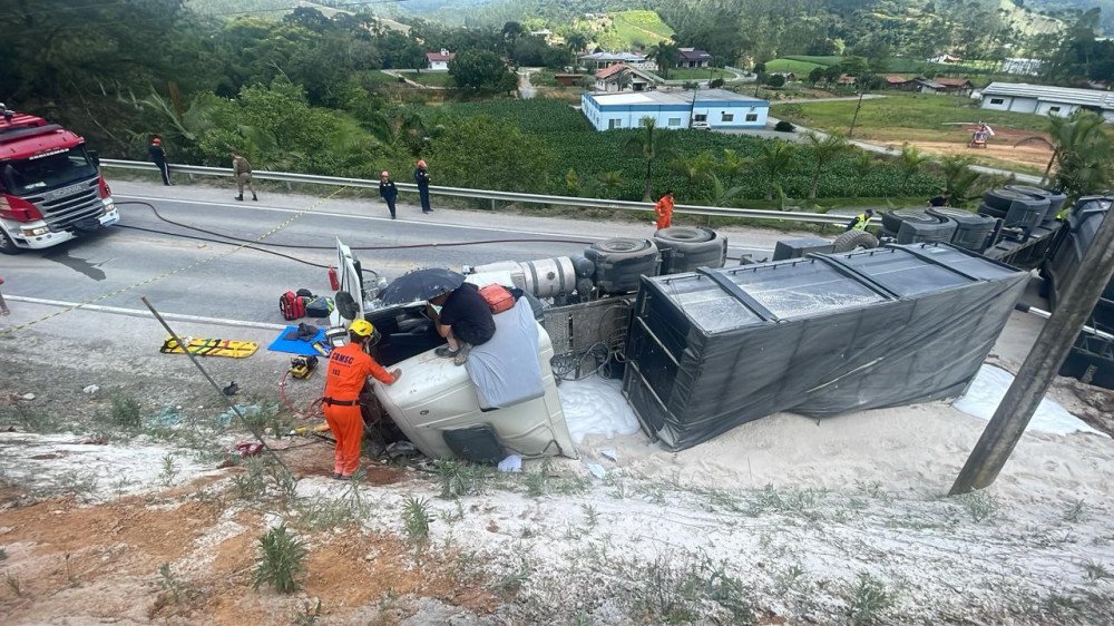 Motorista fica ferido após caminhão tombar em Botuverá