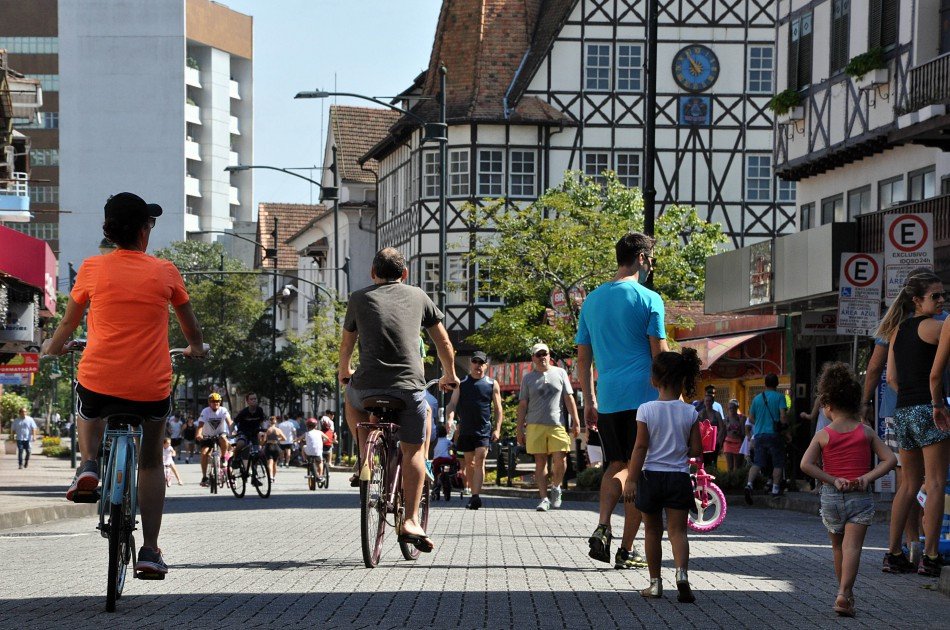 Blumenau amplia horário da Rota de Lazer na rua XV de Novembro