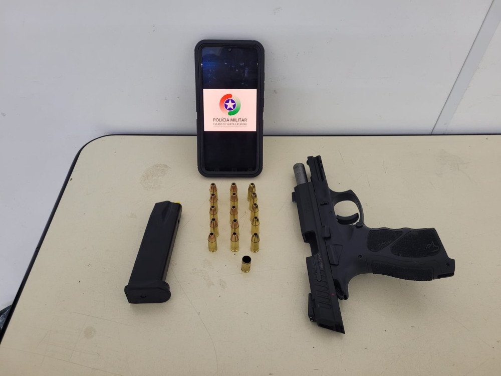 Polícia Militar apreende arma após denúncia no bairro Itoupava Central