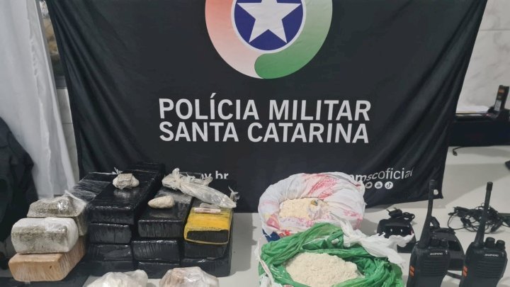 Polícia Militar apreende drogas e equipamentos de comunicação em São José