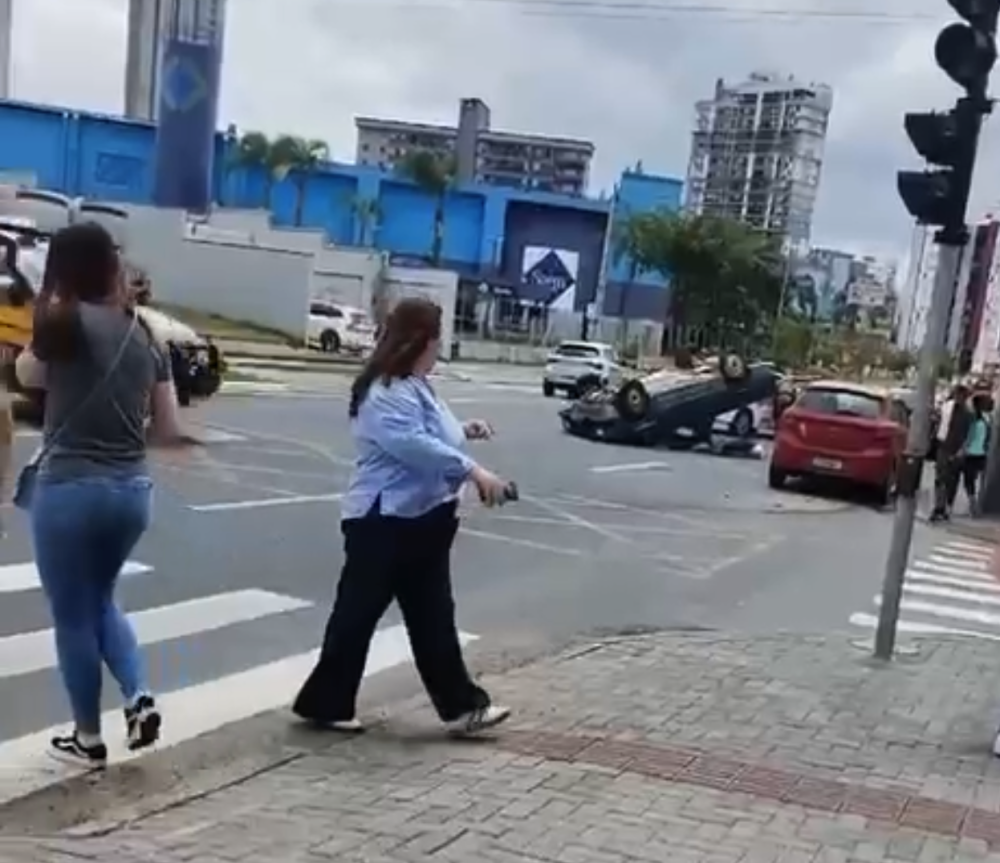 Vídeo: Batida em Blumenau termina com carro capotado perto do Parque Vila Germânica
