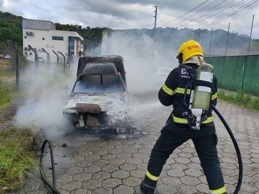 Carro fica destruído após pegar fogo em Gaspar