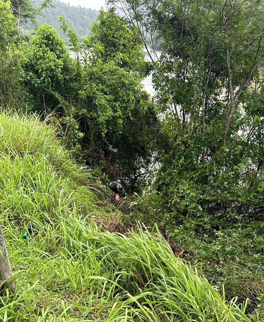 Carro cai no rio Itajaí-Açú após motorista perder a direção na BR-470