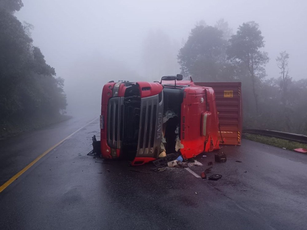 Motorista fica ferido após carreta tombar na Serra da Santa, em Pouso Redondo