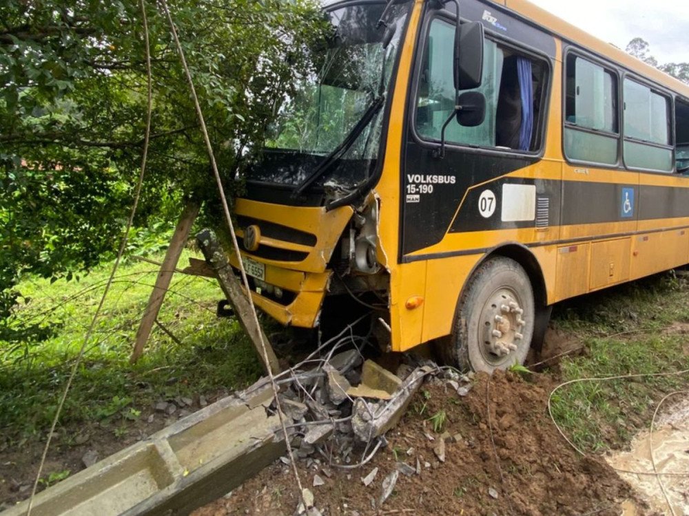 Ônibus escolar bate em poste e motorista fica ferido em cidade do Alto Vale
