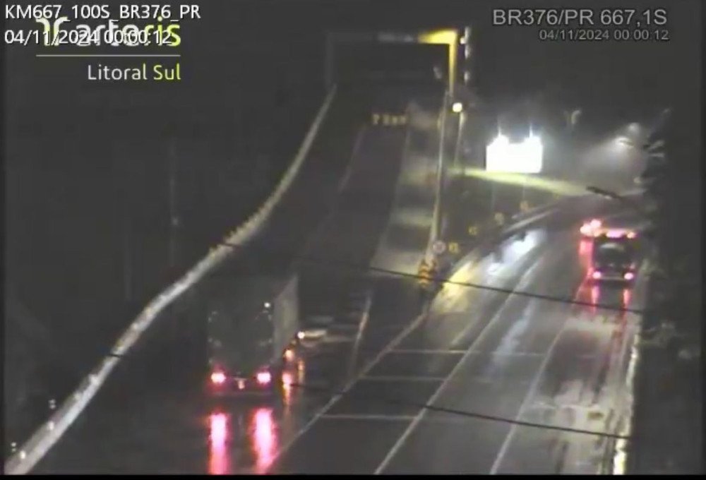 Vídeo: Motorista utiliza área de escape na BR-376 entre PR e SC na madrugada desta segunda-feira