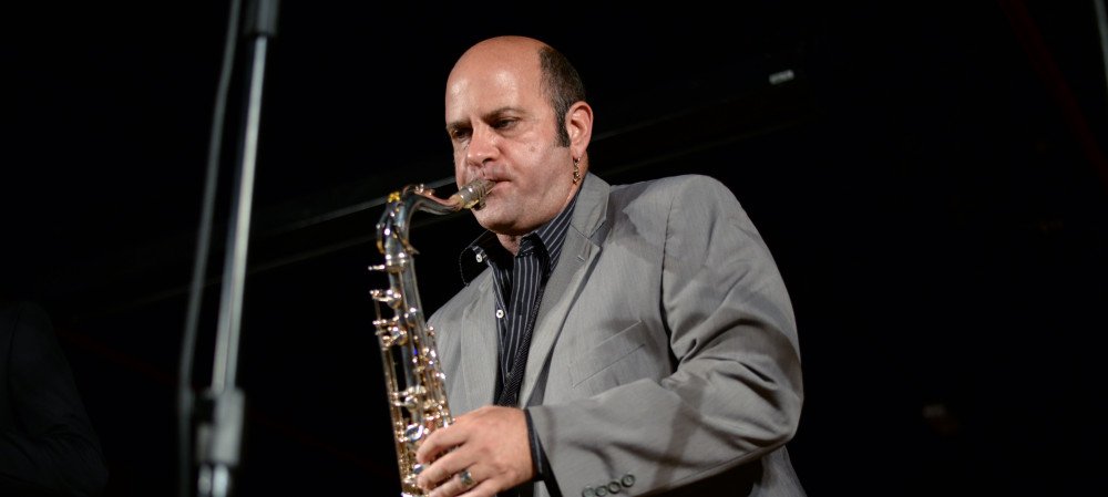 Teatro Carlos Gomes recebe saxofonista Derico em show gratuito do Jazz Catarina, nesta quinta
