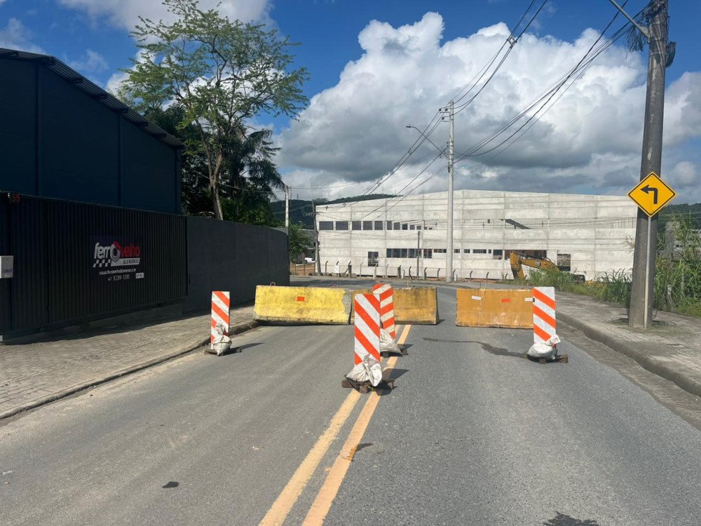 Acesso ao Belchior próximo da Segala's é fechado para obras da BR-470; saiba como fica o trânsito