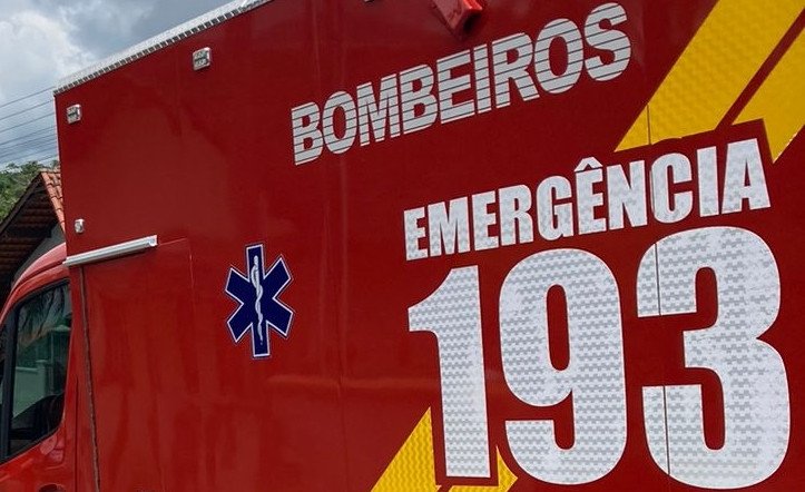 Carro e motocicleta se envolvem em acidente no bairro Itoupava Central