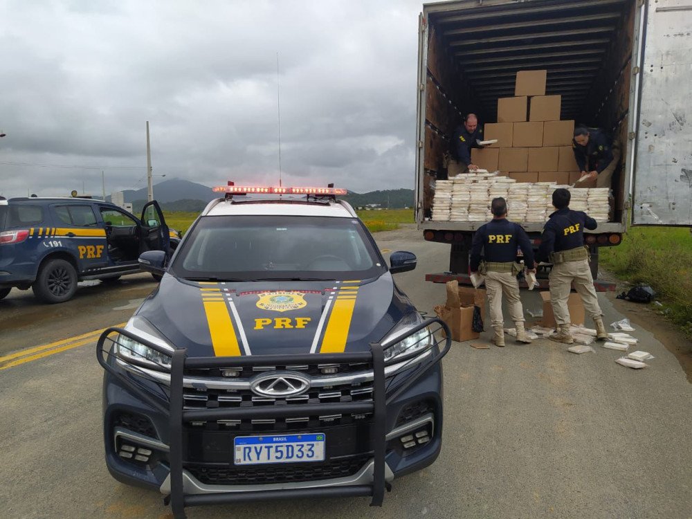 Vídeo: PRF apreende 1,36 toneladas de cocaína em carreta na BR-101 em Itajaí