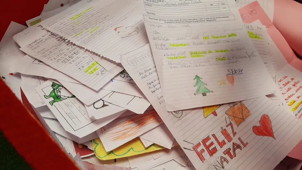 Mais de 6 mil cartinhas de Natal estão disponíveis em SC pela campanha do Papai Noel dos Correios; saiba como adotar