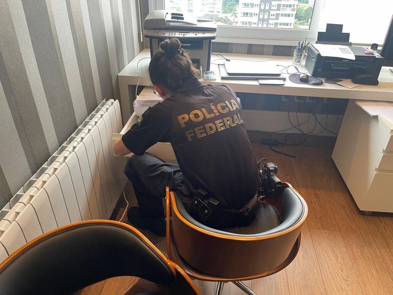 Polícia Federal realiza operação ao combate de crimes contra o sistema financeiro e lavagem de dinheiro em SC e no RS