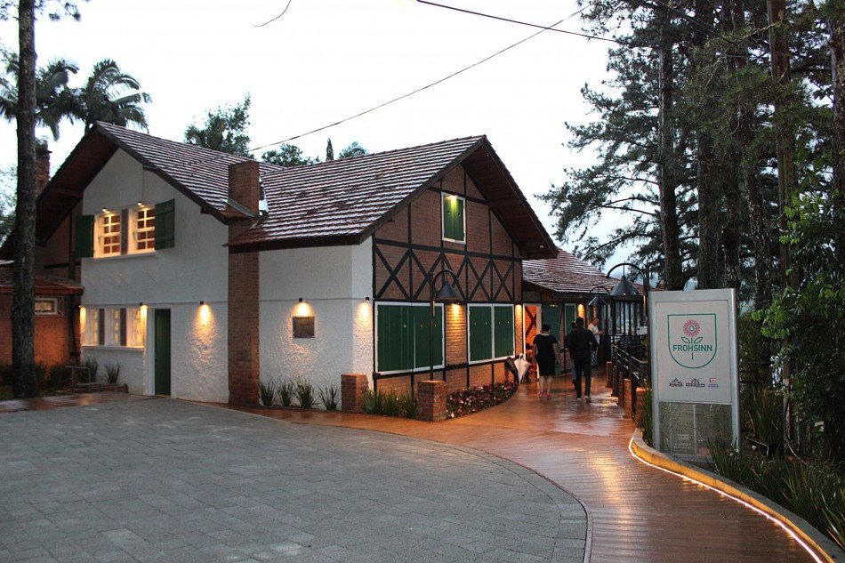 Frohsinn recebe exposição sobre os 40 anos da Oktoberfest Blumenau